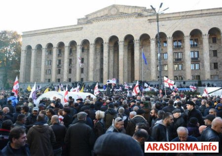 Tiflisdə genişmiqyaslı mitinq: Parlament mühasirəyə alındı