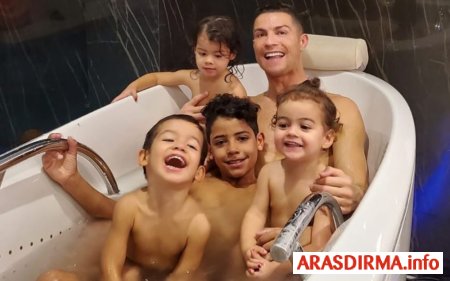 Ronaldo və övladları çılpaq fotoları ilə gündəmdə