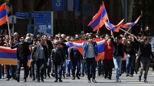 Ermənistan dağılır: Yollar bağlandı