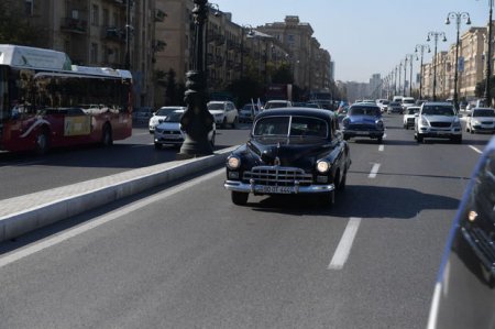 Bakida klassik avtomobillərin yürüşü keçirilib – FOTO