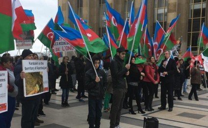 Parisdə azərbaycanlılardan Sarkisyana etiraz aksiyası - FOTO