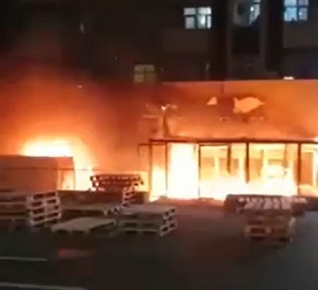Yasamaldakı "Bazarstore"da baş verən yanğından görüntülər - VİDEO