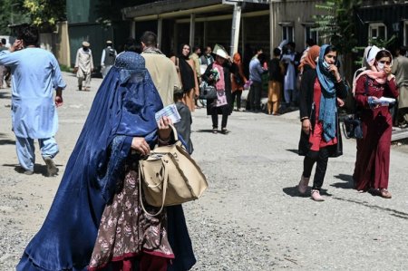 "Evdə qalın, döyüşçülərimiz qadınlarla davranmağı bilmir" - "Taliban"dan qadınlara çağırış