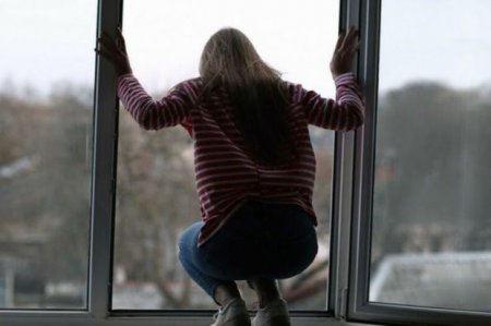 Abşeronda  15 yaşlı qız özünü binadan ataraq intihar edib 