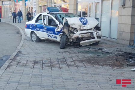 Gəncədə polis maşını MAĞAZAYA çırpıldı: Sürücü öldü - FOTO