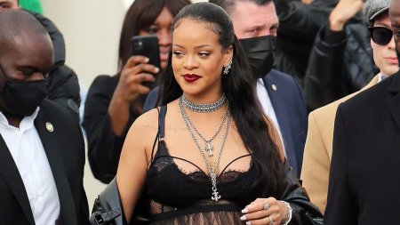 Hamilə olan Rihanna cəsarətli geyimi ilə diqqət mərkəzində – FOTO 