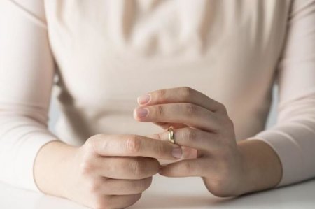 Biabırçı stiqma: Boşanmış qadınlara iş verilməməlidir? - FOTO