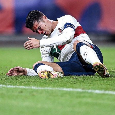 Ronaldo son oyunda ciddi zədə alıb.FOTO