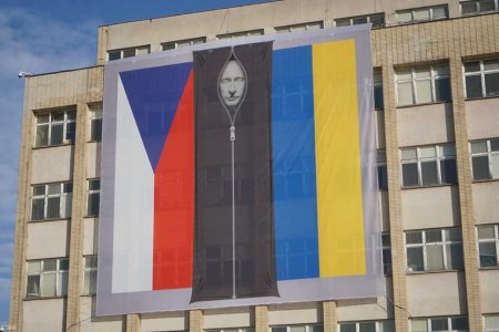Putini cəsəd torbasına "qoydular" - Nazirlik binasına asılan bayraqlar gündəm oldu - FOTO