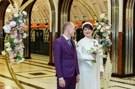 Moskva metrosunda üç cütlük evləndi