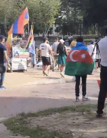 Vaşinqtonda Qubad İbadoğluna dəstək aksiyasında Ermənistan bayrağı qaldırıldı - FOTO