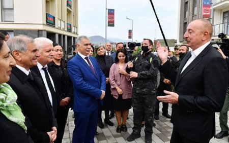 Prezident Füzuliyə köçən sakinlərlə görüşdü - FOTO