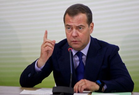Ruslar acığını seçki qutularından çıxır – Medvedev seçiciləri 20 illik həbslə hədələdi